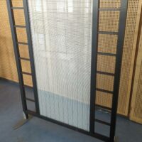Cloison de séparation en bois et verre coloré. 162 x 120 cm. 8 unités. Vendu à l'unité avec faculté de réunion. Localisation : 8 av. de Lunca - 78180 Montigny-le-Bretonneux. Rie – Image 2