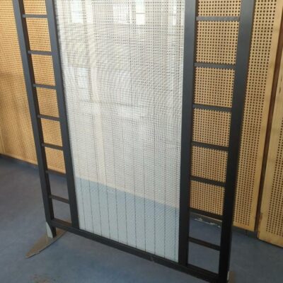 Cloison de séparation en bois et verre coloré. 162 x 120 cm. 8 unités. Vendu à l’unité avec faculté de réunion. Localisation : 8 av. de Lunca – 78180 Montigny-le-Bretonneux. Rie
