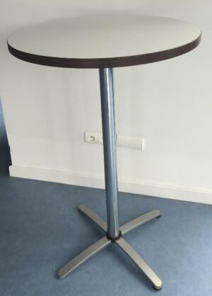 Mange debout, plateau en bois stratifié blanc et bords couleur chêne foncé sur un pied colonne en acier. 106 x 70 cm. 6 unités. Vendu à l'unité avec faculté de réunion. Localisation : 8 av. de Lunca - 78180 Montigny-le-Bretonneux. Rie