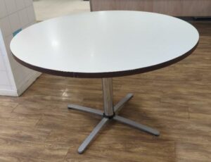 Table ronde plateau en bois stratifié blanc et bords couleur chêne foncé, piétement en acier. 75 x 120 cm. 5 unités. Vendu à l'unité avec faculté de réunion. Localisation : 8 av. de Lunca - 78180 Montigny-le-Bretonneux. Rie