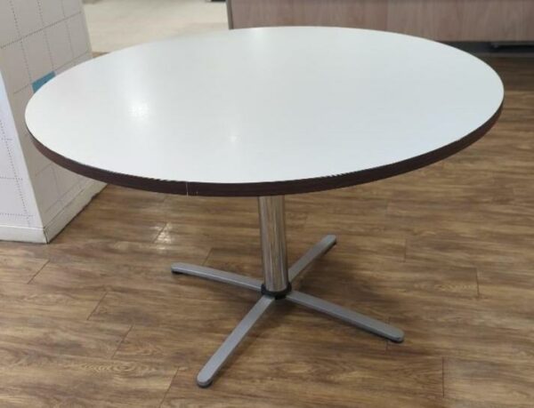 Table ronde plateau en bois stratifié blanc et bords couleur chêne foncé, piétement en acier. 75 x 120 cm. 5 unités. Vendu à l'unité avec faculté de réunion. Localisation : 8 av. de Lunca - 78180 Montigny-le-Bretonneux. Rie