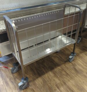 Chariot égouttoir en inox alimentaire de marque Tournus équipement. 100 x 106 x 38 cm. 2 unités. Vendu à l'unité avec faculté de réunion. Localisation : 8 av. de Lunca - 78180 Montigny-le-Bretonneux. Rie