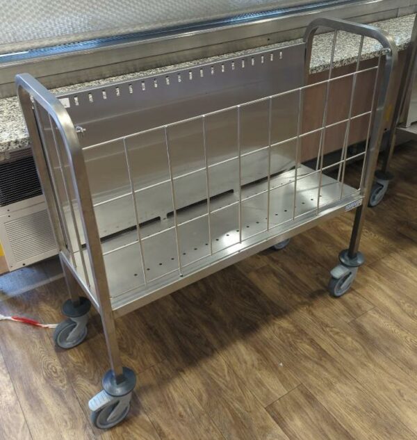 Chariot égouttoir en inox alimentaire de marque Tournus équipement. 100 x 106 x 38 cm. 2 unités. Vendu à l'unité avec faculté de réunion. Localisation : 8 av. de Lunca - 78180 Montigny-le-Bretonneux. Rie