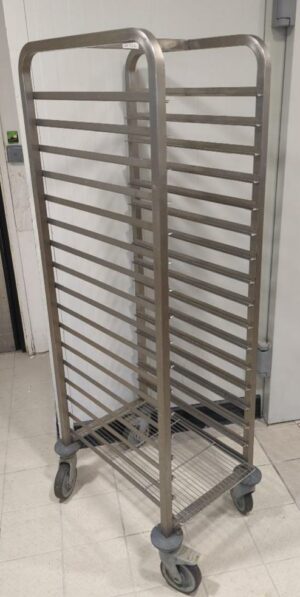 Chariot échelle à grilles en inox alimentaire à 17 niveaux. 150 x 44 x 61 cm.  Localisation : 8 av. de Lunca - 78180 Montigny-le-Bretonneux.