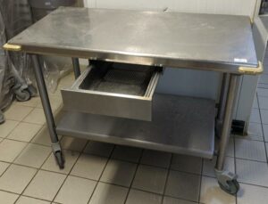 Table de préparation sur roulettes en inox alimentaire à 2 plateaux et tiroir égouttoir en ceinture. 89 x 124 x 64 cm. 3 unités. Vendu à l'unité avec faculté de réunion. Localisation : 8 av. de Lunca - 78180 Montigny-le-Bretonneux.