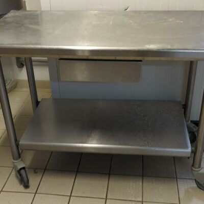 Table de préparation sur roulettes en inox alimentaire à 2 plateaux et tiroir égouttoir en ceinture. 89 x 124 x 64 cm. 3 unités. Vendu à l’unité avec faculté de réunion. Localisation : 8 av. de Lunca – 78180 Montigny-le-Bretonneux.