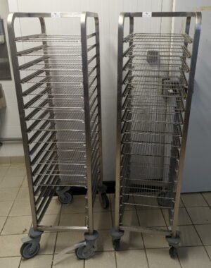 2 chariots échelle à grilles en inox alimentaire à 17 niveaux. 149 x 38 x 56 cm. Localisation : 8 av. de Lunca - 78180 Montigny-le-Bretonneux.
