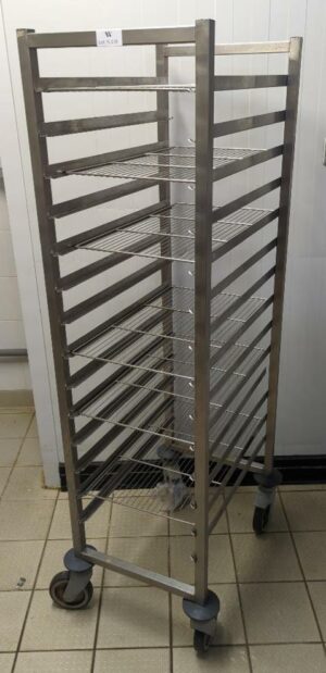 Chariot échelle à grilles en inox alimentaire à 14 niveaux. 148 x 39 x 58 cm. Localisation : 8 av. de Lunca - 78180 Montigny-le-Bretonneux.
