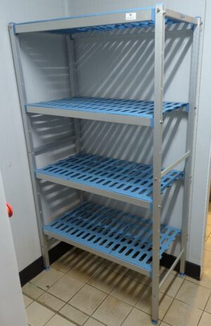 Rayonnage de chambre froide en aluminium et clayettes en nylon de marque Tournus Equipement. 175 x 97 x 49 cm. Localisation : 8 av. de Lunca - 78180 Montigny-le-Bretonneux.