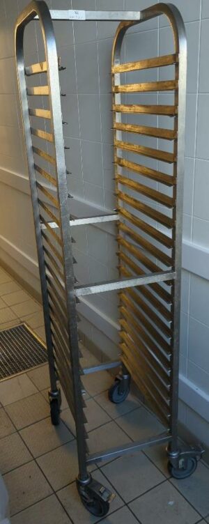 Chariot échelle à grilles en inox alimentaire à 20 niveaux. 170 x 40 x 56 cm. 2 unités. Vendu à l'unité avec faculté de réunion. Localisation : 8 av. de Lunca - 78180 Montigny-le-Bretonneux.