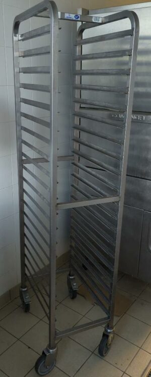 Chariot échelle à grilles en inox alimentaire à 20 niveaux de marque Bourgeat. 177 x 38 x 56 cm. Localisation : 8 av. de Lunca - 78180 Montigny-le-Bretonneux.