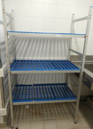 Rayonnage de chambre froide en aluminium et clayettes en nylon alimentaire de marque Bourgeat. 172 x 101 x 60 cm. Localisation : 8 av. de Lunca - 78180 Montigny-le-Bretonneux. (réserve boissons)