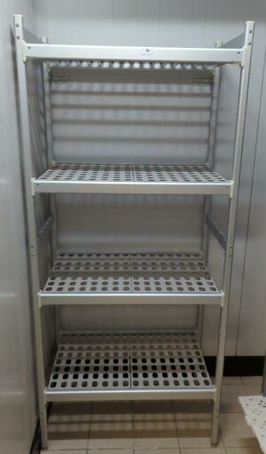 Rayonnage de chambre froide en aluminium et clayettes en nylon alimentaire gris. 173 x 77 x 47 cm. Localisation : 8 av. de Lunca - 78180 Montigny-le-Bretonneux.