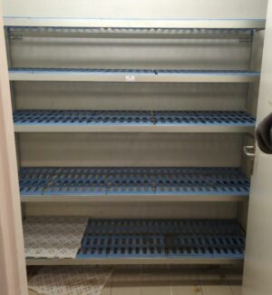 Rayonnage de chambre froide de marque Tournus Equipement en aluminium et clayettes en nylon alimentaire. 174 x 176 x 50 cm. Localisation : 8 av. de Lunca - 78180 Montigny-le-Bretonneux.