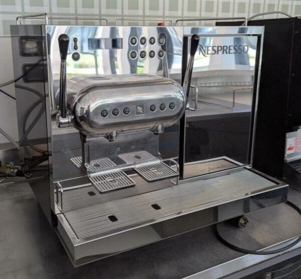 Machine à café professionnelle de marque Nespresso modèle Aguila 220. 2 unités. Vendu à l'unité avec faculté de réunion. Localisation : 8 av. de Lunca - 78180 Montigny-le-Bretonneux.