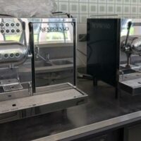 Machine à café professionnelle de marque Nespresso modèle Aguila 220. 2 unités. Vendu à l'unité avec faculté de réunion. Localisation : 8 av. de Lunca - 78180 Montigny-le-Bretonneux. – Image 2