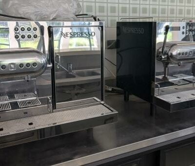 Machine à café professionnelle de marque Nespresso modèle Aguila 220. 2 unités. Vendu à l’unité avec faculté de réunion. Localisation : 8 av. de Lunca – 78180 Montigny-le-Bretonneux.