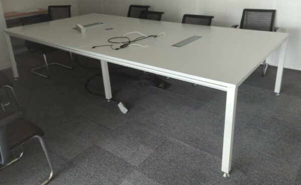 Table de réunion en 2 parties, plateau en bois stratifié blanc avec trappes techniques reposant sur 6 pieds en acier laqué blanc. 73 x 320 x 160 cm. Localisation : 8 av. de Lunca - 78180 Montigny-le-Bretonneux. (5 F02-2)