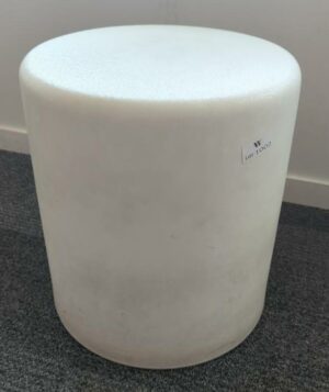 Tabouret ou pouf design Dondoli & Pocci modèle Wow édition Pedrali en polyéthylène blanc. 45 x 40 cm. 3 unités. Vendu à l'unité avec faculté de réunion. Localisation : 8 av. de Lunca - 78180 Montigny-le-Bretonneux. (4ème)