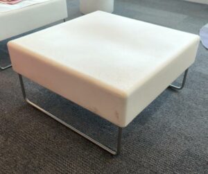 Table basse design Dondoli & Pocci modèle Host édition Pedrali en polyéthylène blanc, piètement luge en métal. 40 x 75 cm. 2 unités. Vendu à l'unité avec faculté de réunion. Localisation : 8 av. de Lunca - 78180 Montigny-le-Bretonneux. (4ème)