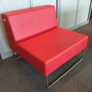 Fauteuil design Dondoli & Pocci modèle Host édition Pedrali en polyéthylène rouge, piètement luge en métal. 70 x 75 x 75 cm. 2 unités. Vendu à l'unité avec faculté de réunion. Localisation : 8 av. de Lunca - 78180 Montigny-le-Bretonneux. (4ème)