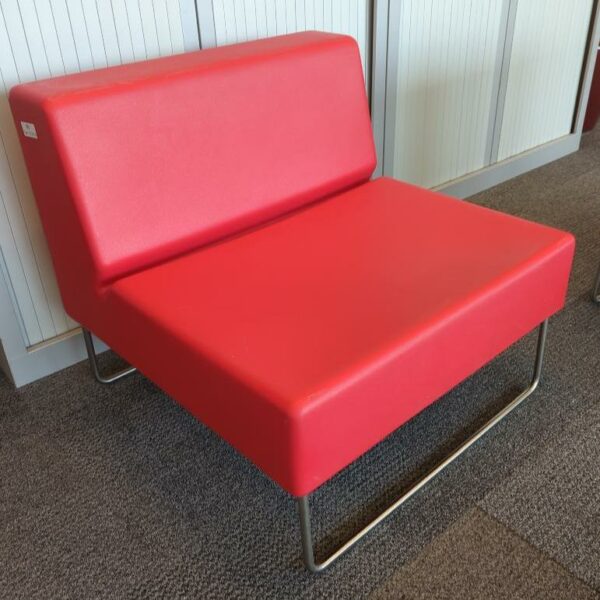 Fauteuil design Dondoli & Pocci modèle Host édition Pedrali en polyéthylène rouge, piètement luge en métal. 70 x 75 x 75 cm. 2 unités. Vendu à l'unité avec faculté de réunion. Localisation : 8 av. de Lunca - 78180 Montigny-le-Bretonneux. (4ème)