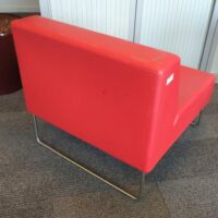 Fauteuil design Dondoli & Pocci modèle Host édition Pedrali en polyéthylène rouge, piètement luge en métal. 70 x 75 x 75 cm. 2 unités. Vendu à l'unité avec faculté de réunion. Localisation : 8 av. de Lunca - 78180 Montigny-le-Bretonneux. (4ème) – Image 2