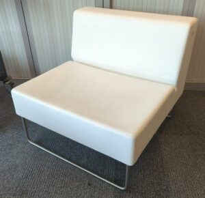 Fauteuil design Dondoli & Pocci modèle Host édition Pedrali en polyéthylène blanc, piètement luge en métal. 70 x 75 x 75 cm. Localisation : 8 av. de Lunca - 78180 Montigny-le-Bretonneux. (4ème)
