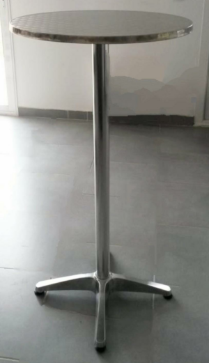 Mange debout de marque Rodet, structure en aluminium, plateau en bois stratifié. (usures). 110 x 60 cm. 2 unités. Vendu à l'unité avec faculté de réunion. Localisation : 8 av. de Lunca - 78180 Montigny-le-Bretonneux. (4ème)