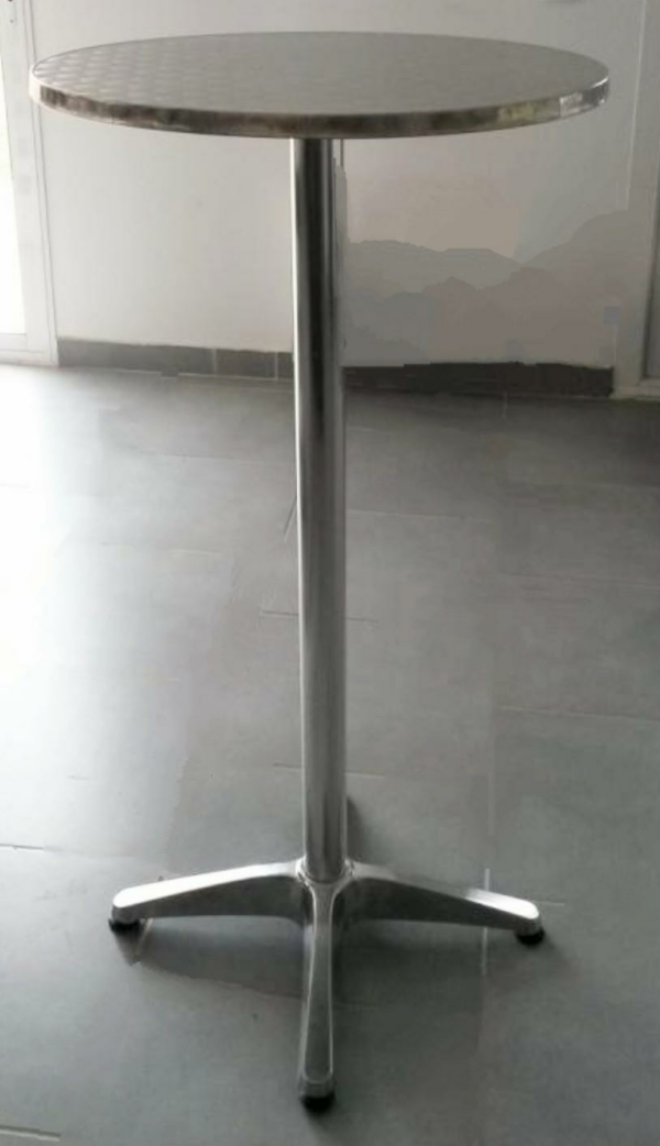 Mange debout de marque Rodet, structure en aluminium, plateau en bois stratifié. (usures). 110 x 60 cm. 2 unités. Vendu à l'unité avec faculté de réunion. Localisation : 8 av. de Lunca - 78180 Montigny-le-Bretonneux. (4ème)