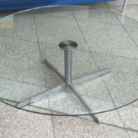 Table basse, plateau rond en verre transparent reposant sur un piètement en étoile à quatre branches en acier chromé. 40 x 120 cm. 2 unités. Vendu à l'unité avec faculté de réunion. Localisation : 8 av. de Lunca - 78180 Montigny-le-Bretonneux. (hall) – Image 2