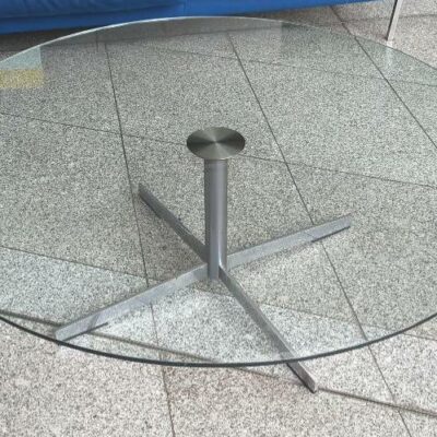 Table basse, plateau rond en verre transparent reposant sur un piètement en étoile à quatre branches en acier chromé. 40 x 120 cm. 2 unités. Vendu à l’unité avec faculté de réunion. Localisation : 8 av. de Lunca – 78180 Montigny-le-Bretonneux. (hall)