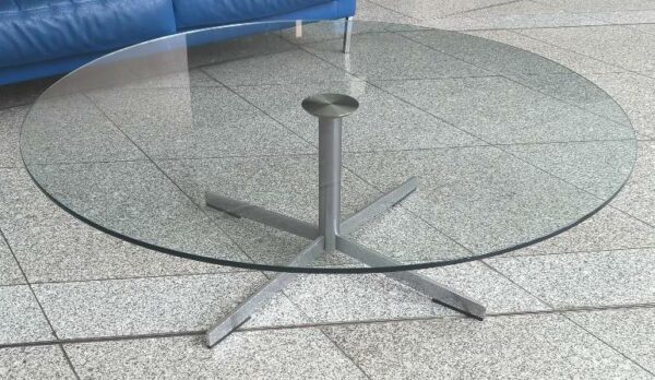 Table basse, plateau rond en verre transparent reposant sur un piètement en étoile à quatre branches en acier chromé. 40 x 120 cm. 2 unités. Vendu à l'unité avec faculté de réunion. Localisation : 8 av. de Lunca - 78180 Montigny-le-Bretonneux. (hall)