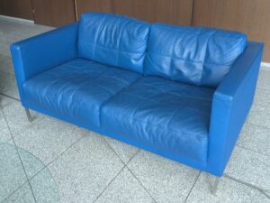 Canapé 2 places de marque Matteo Grassi recouvert de cuir bleu, coussins amovibles, piètement en acier chromé. 70 x 160 x 92 cm. (usures aux accoudoirs). 2 unités. Vendu à l'unité avec faculté de réunion. Localisation : 8 av. de Lunca - 78180 Montigny-le-Bretonneux. (hall)