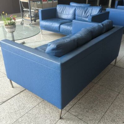Canapé 2 places de marque Matteo Grassi recouvert de cuir bleu, coussins amovibles, piètement en acier chromé. 70 x 160 x 92 cm. (usures aux accoudoirs). 2 unités. Vendu à l’unité avec faculté de réunion. Localisation : 8 av. de Lunca – 78180 Montigny-le-Bretonneux. (hall)