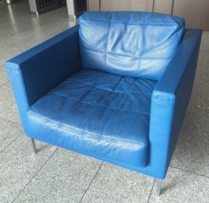 Fauteuil de marque Matteo Grassi recouvert de cuir bleu, coussins amovibles, piètement en acier chromé. 70 x 90 x 92 cm. 5 unités. Vendu à l'unité avec faculté de réunion. Localisation : 8 av. de Lunca - 78180 Montigny-le-Bretonneux. (hall, bureau expat)