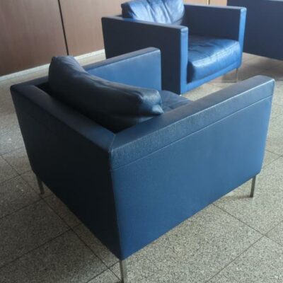 Fauteuil de marque Matteo Grassi recouvert de cuir bleu, coussins amovibles, piètement en acier chromé. 70 x 90 x 92 cm. 5 unités. Vendu à l’unité avec faculté de réunion. Localisation : 8 av. de Lunca – 78180 Montigny-le-Bretonneux. (hall, bureau expat)