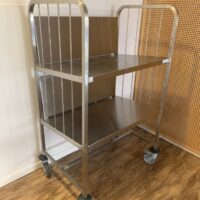 Chariot en inox alimentaire à 2 niveaux de marque Tournus Équipement. 140 x 85 x 60 cm. Localisation : 8 av. de Lunca - 78180 Montigny-le-Bretonneux. – Image 2