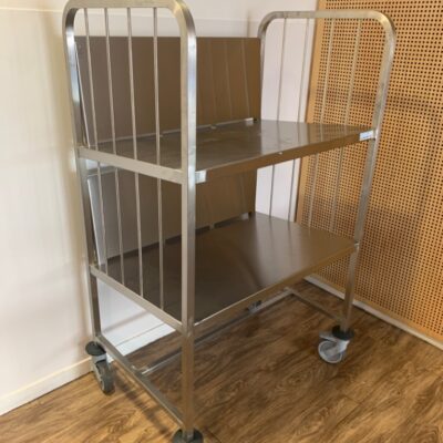 Chariot en inox alimentaire à 2 niveaux de marque Tournus Équipement. 140 x 85 x 60 cm. Localisation : 8 av. de Lunca – 78180 Montigny-le-Bretonneux.