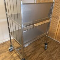 Chariot en inox alimentaire à 2 niveaux de marque Tournus Équipement. 140 x 85 x 60 cm. Localisation : 8 av. de Lunca - 78180 Montigny-le-Bretonneux. – Image 3