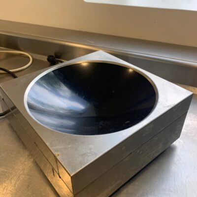 Wok électrique de marque Electrolux modèle Libero. Localisation : 8 av. de Lunca – 78180 Montigny-le-Bretonneux.