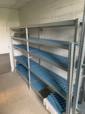 Rayonnage en aluminium alimentaire et clayettes en nylon de marque Tournus Équipement. 175 x 270 x 40 cm. Localisation : 8 av. de Lunca - 78180 Montigny-le-Bretonneux.