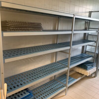 Rayonnage en aluminium alimentaire et clayettes en nylon de marque Tournus Équipement. 175 x 270 x 40 cm. Localisation : 8 av. de Lunca – 78180 Montigny-le-Bretonneux.