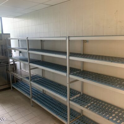 Rayonnage en aluminium alimentaire et clayettes en nylon de marque Tournus Équipement.  175 x 385 x 40 cm. Localisation : 8 av. de Lunca – 78180 Montigny-le-Bretonneux.