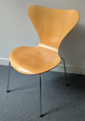 Chaise empilable design Arne Jacobsen modèle Ant édition Fritz Hansen, coque en bois couleur noyer, piètement en acier chromé. 77 x 49 x 52 cm. 1er. 12 unités. Vendu à l'unité avec faculté de réunion. (6 unités au 1er + 6 unités au ssol)