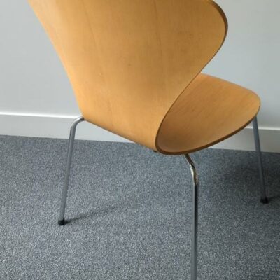 Chaise empilable design Arne Jacobsen modèle Ant édition Fritz Hansen, coque en bois couleur noyer, piètement en acier chromé. 77 x 49 x 52 cm. 1er. 12 unités. Vendu à l’unité avec faculté de réunion. (6 unités au 1er + 6 unités au ssol)