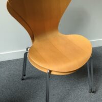 Chaise empilable design Arne Jacobsen modèle Ant édition Fritz Hansen, coque en bois couleur noyer, piètement en acier chromé. 77 x 49 x 52 cm. 1er. 12 unités. Vendu à l'unité avec faculté de réunion. (6 unités au 1er + 6 unités au ssol) – Image 4