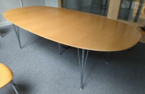 Table ovale design Arne Jacobsen, Piet Hein et Bruno Mathsson modèle Super Elliptique édition Fritz Hansen, plateau en bois couleur noyer, piètement en tiges d'acier chromé. 70 x 240 x 120 cm. 1er