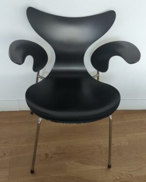 Fauteuil empilable design Arne Jacobsen modèle Ant édition Fritz Hansen en bois noirci, structure en acier chromé. (usures). 76 x 60 x 50 cm. 3eme. 18 unités (dont 3 au ssol)