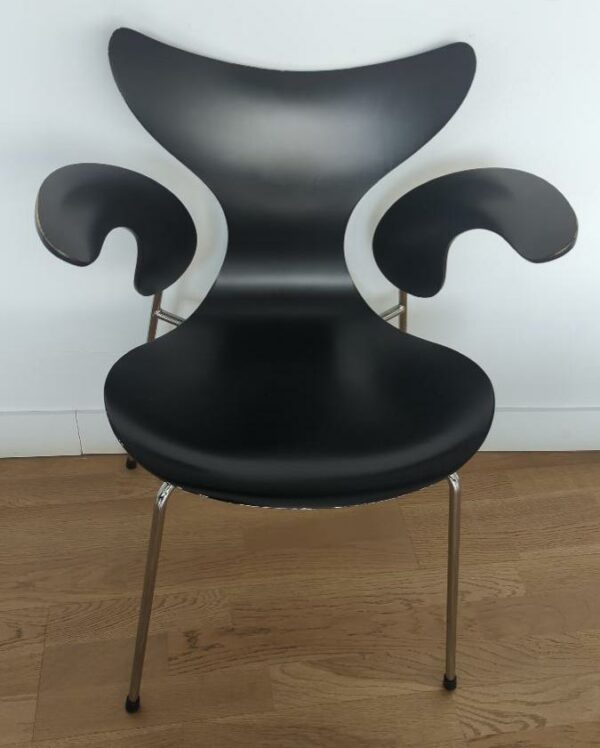 Fauteuil empilable design Arne Jacobsen modèle Ant édition Fritz Hansen en bois noirci, structure en acier chromé. (usures). 76 x 60 x 50 cm. 3eme. 18 unités (dont 3 au ssol)